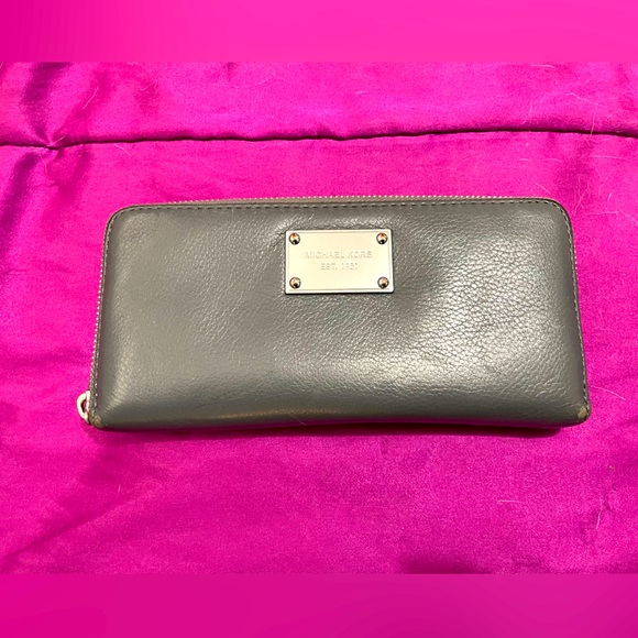Micheal Kors grey long wallet - Picture 1 of 9